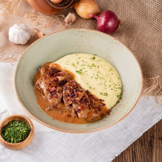 Яловичі щоки з м'ясним соусом і шкварками