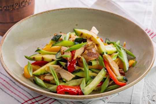 Салат з підкопченою куркою і печеними овочами