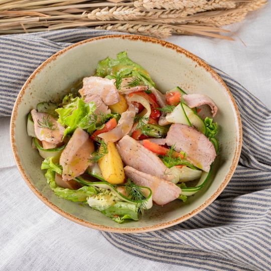 Салат з качкою і маринованими груздями