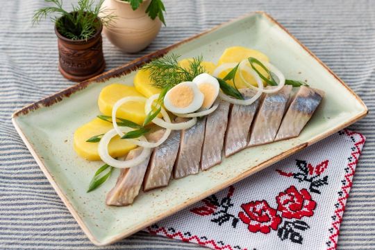 Гриби білі мариновані з цибулею